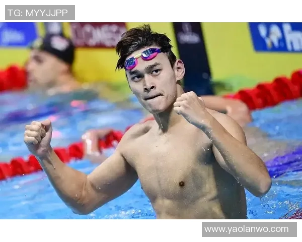 奥运游泳冠军揭秘：从训练到赛场的挑战与荣耀