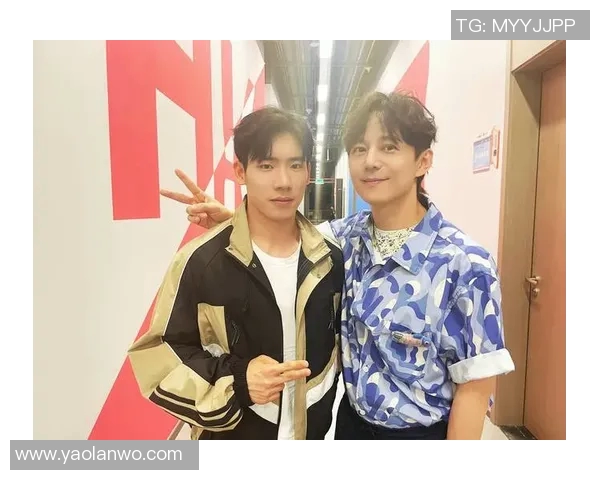 何炅与足球明星亲密合影视频曝光引发粉丝热议与羡慕